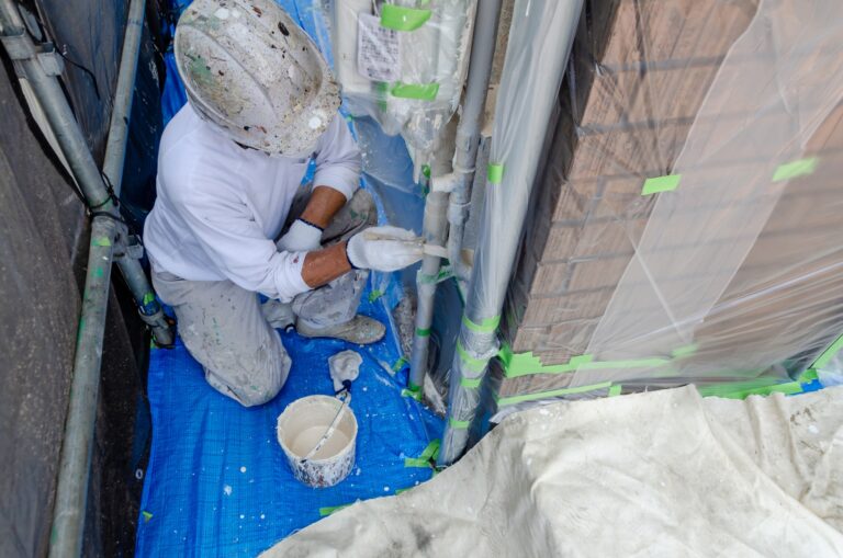 外壁塗装　作業中の職人