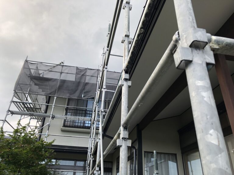 足場を組んだ戸建て