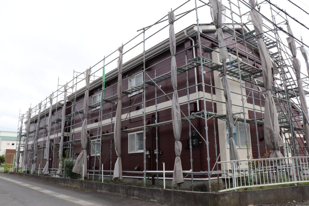 足場を組んだアパート　塗装作業中