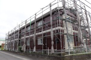 足場を組んだアパート　塗装作業中