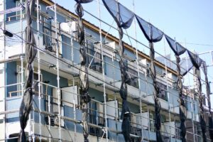 足場が掛っているマンション