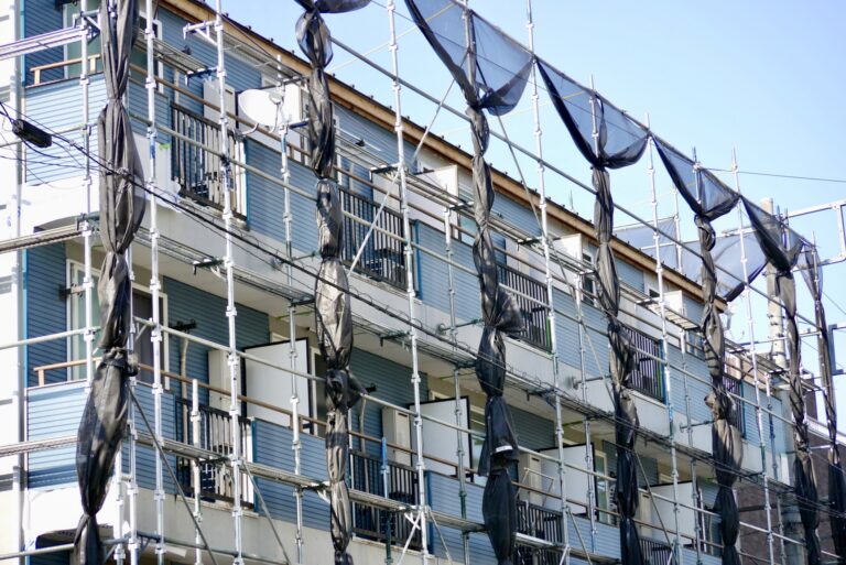 足場が掛っているマンション