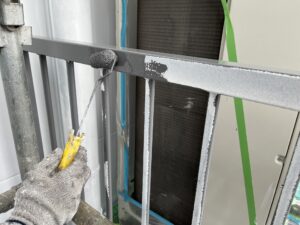 柵（フェンス）の塗装作業中
