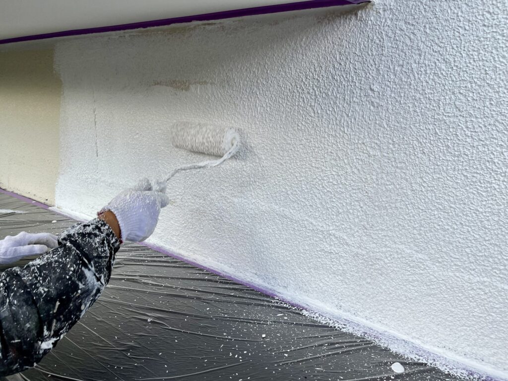 外壁塗装の作業中