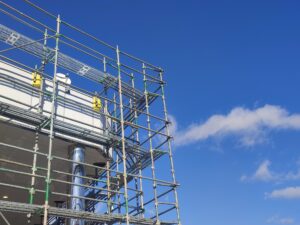 足場が組んでいる戸建てと空