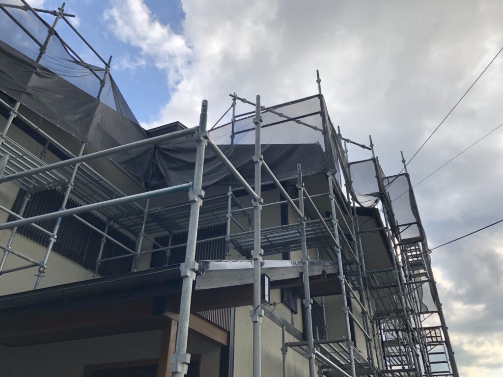 足場を組んだ戸建て