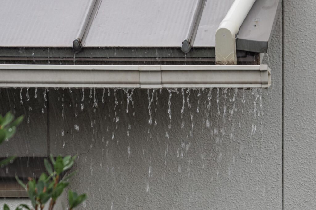 水漏れしている雨樋