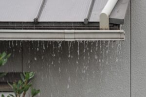 水が漏れている雨樋