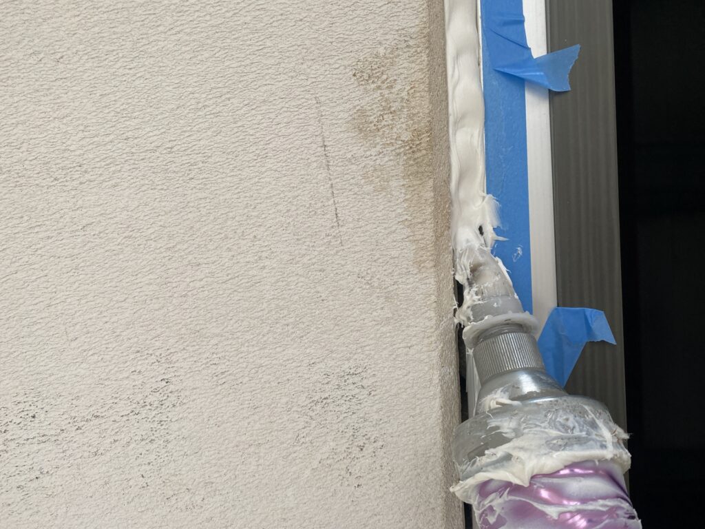コーキング作業中